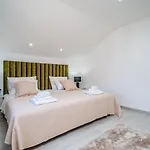 Petmat - With Private Pool And 6 Bedrooms