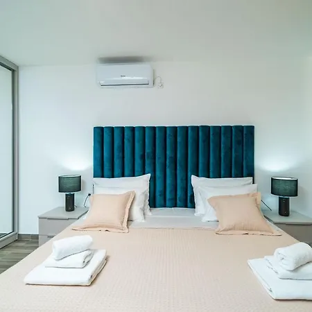 Petmat - With Private Pool And 6 Bedrooms