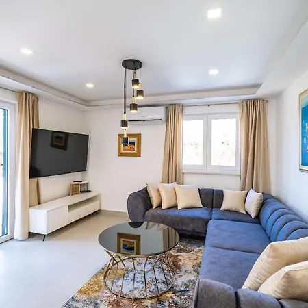 Villa Petmat - Elegant Country With Private Pool & 6 Bedrooms