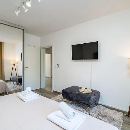 Petmat - With Private Pool And 6 Bedrooms