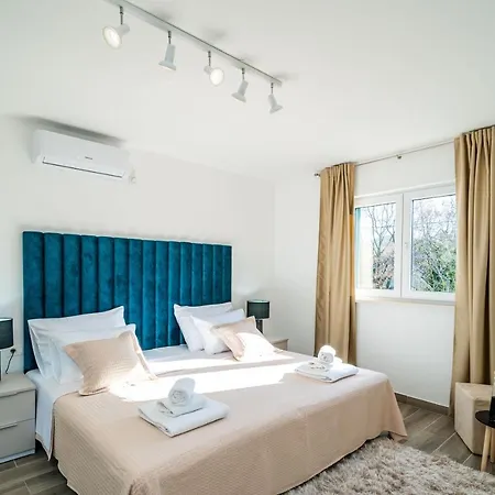 Petmat - With Private Pool And 6 Bedrooms