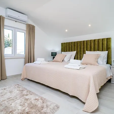 Villa Petmat - Elegant Country With Private Pool & 6 Bedrooms