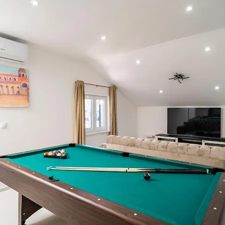Villa Petmat - Elegant Country With Private Pool & 6 Bedrooms