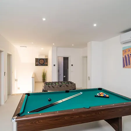 Petmat - Elegant Country With Private Pool & 6 Bedrooms Villa