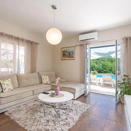 Petmat - With Private Pool And 6 Bedrooms Villa