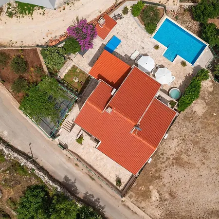 Villa Petmat - Elegant Country With Private Pool & 6 Bedrooms