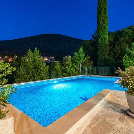 Petmat - With Private Pool And 6 Bedrooms *