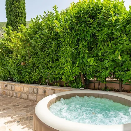 Petmat - Elegant Country With Private Pool & 6 Bedrooms