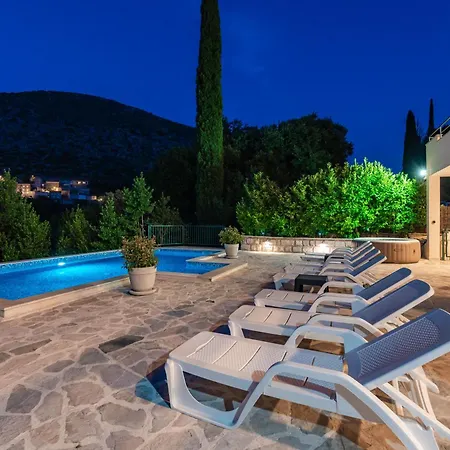 Petmat - With Private Pool And 6 Bedrooms *
