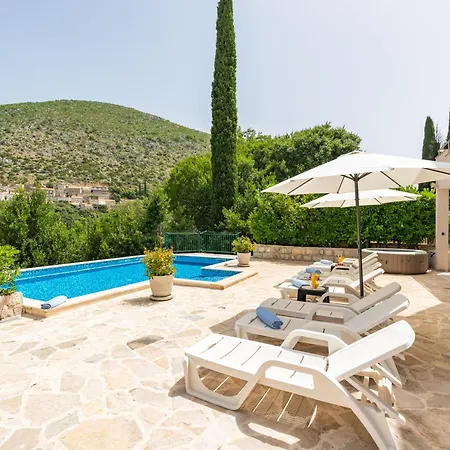 Petmat - Elegant Country With Private Pool & 6 Bedrooms Villa *