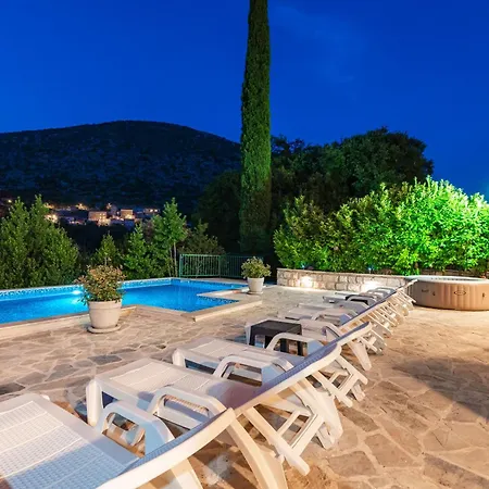 Petmat - Elegant Country With Private Pool & 6 Bedrooms