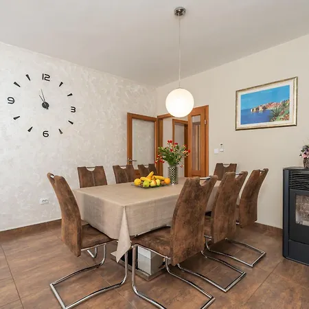 Villa Petmat - Elegant Country With Private Pool & 6 Bedrooms