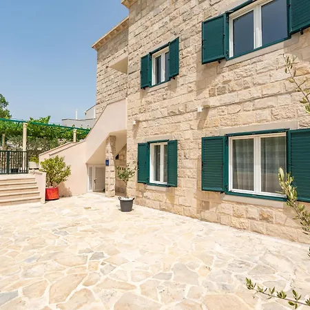 Villa Petmat - Elegant Country With Private Pool & 6 Bedrooms *