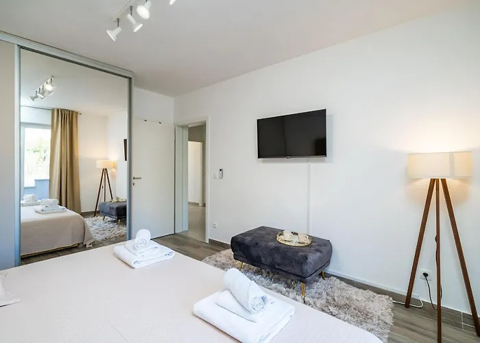 Petmat - With Private Pool And 6 Bedrooms