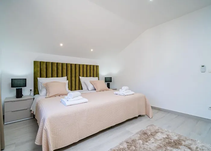 Petmat - With Private Pool And 6 Bedrooms