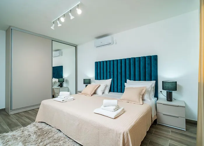 Petmat - With Private Pool And 6 Bedrooms