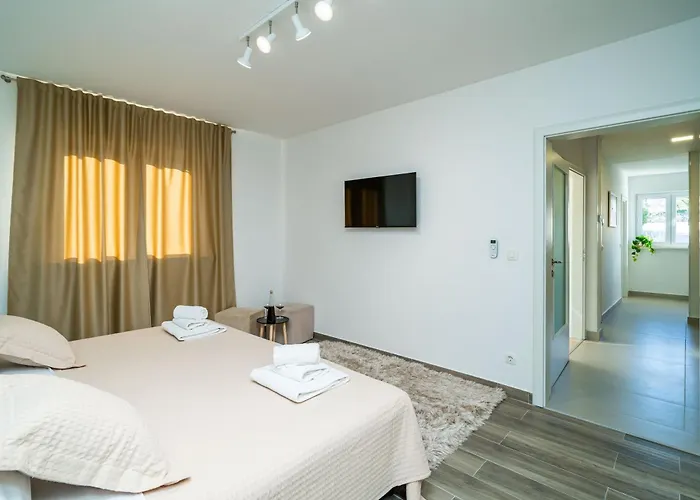 Petmat - With Private Pool And 6 Bedrooms *