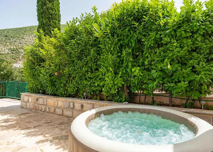 Petmat - With Private Pool And 6 Bedrooms