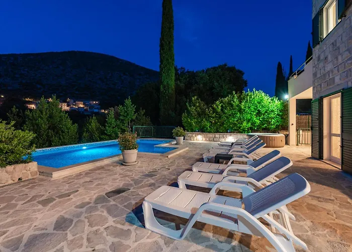 Petmat - With Private Pool And 6 Bedrooms *