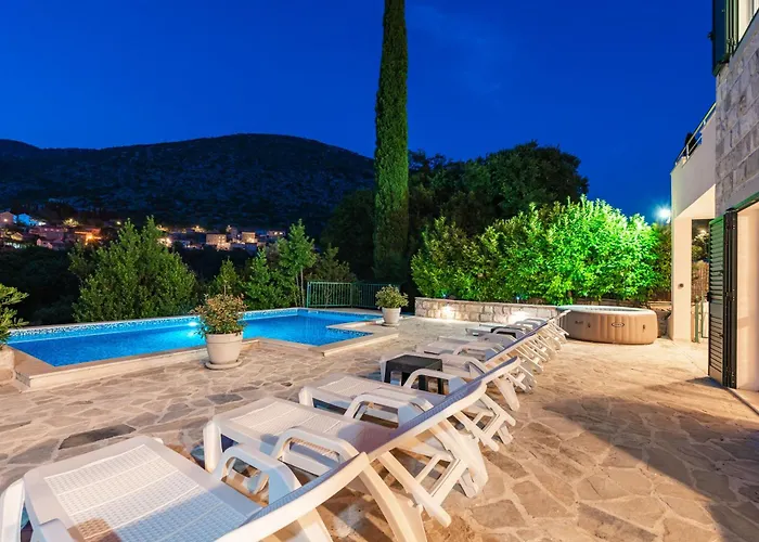 Petmat - With Private Pool And 6 Bedrooms