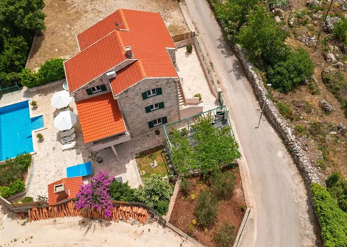 Petmat - With Private Pool And 6 Bedrooms