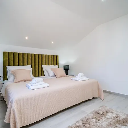 Petmat - With Private Pool And 6 Bedrooms