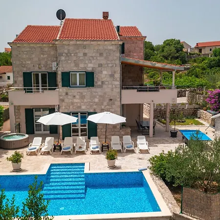 Petmat - With Private Pool And 6 Bedrooms