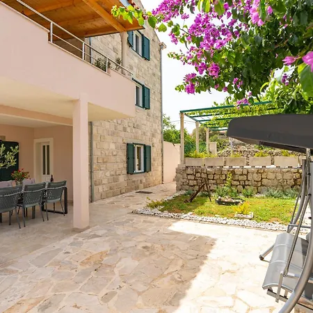 Petmat - With Private Pool And 6 Bedrooms *