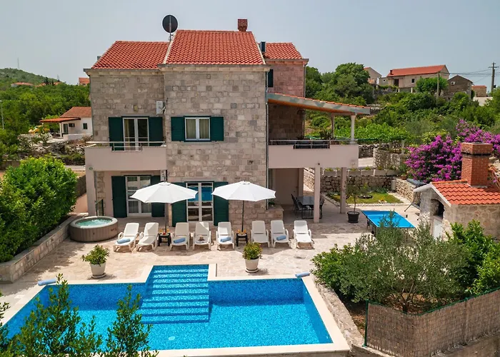 Petmat - With Private Pool And 6 Bedrooms